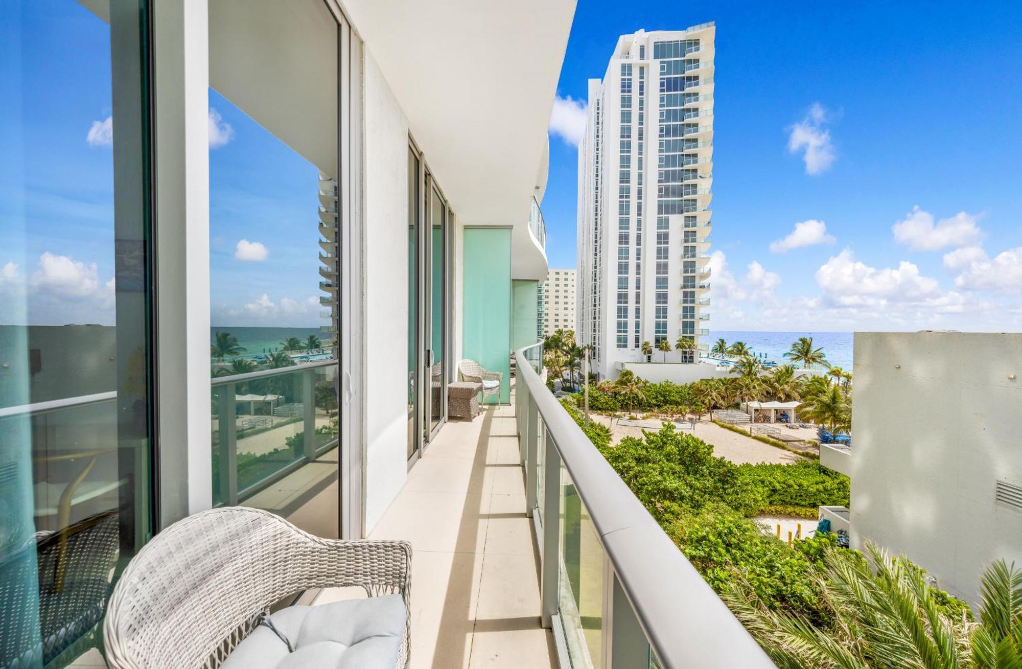 Wake Up To The Sound Of Waves In A Stylish Condo In A Luxury Resort Голливуд Экстерьер фото