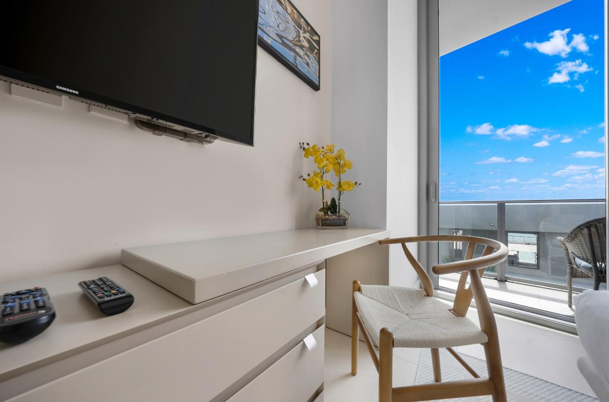Wake Up To The Sound Of Waves In A Stylish Condo In A Luxury Resort Голливуд Экстерьер фото
